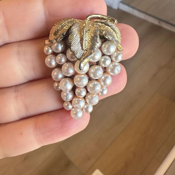 Vintage Grape Cluster Brooch Pin Gold Tone Faux Pearl - Picture 2 of 3